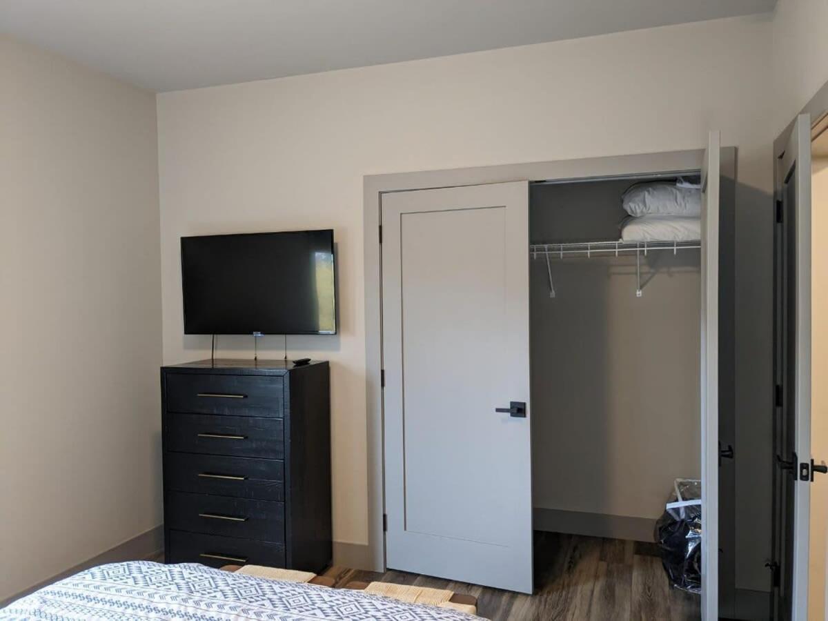 Modern Condo 210 Just Blocks From Lake Michigan Traverse City Bagian luar foto